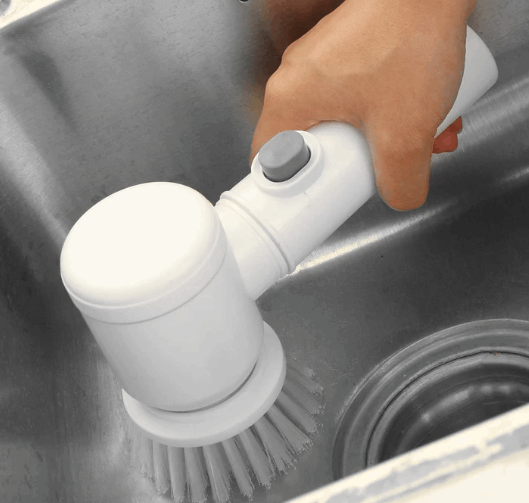 Cepillo Eléctrico ZUQELO Clean 5 en 1 en uso